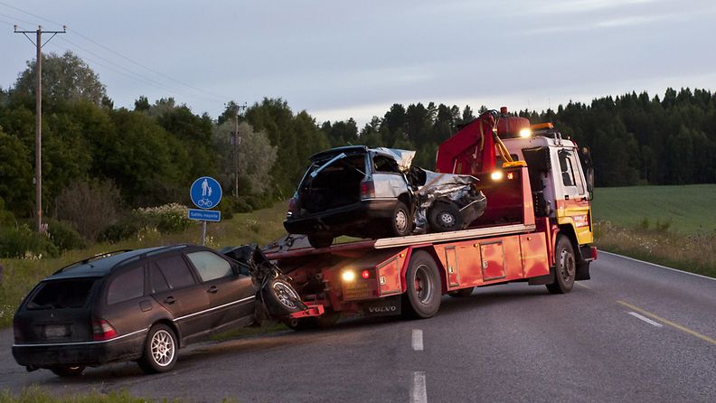 Kahden henkilöauton välisessä kolarissa Tohmajärvellä, Pohjois-Karjalassa, neljä matkustajaa kuoli ja kaksi loukkaantui, tiistai-iltana 5. heinäkuuta, 2011.  