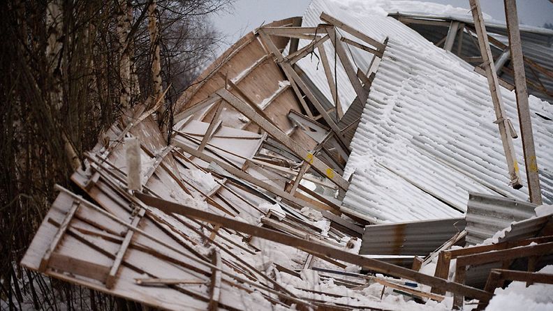 Laukaan ratsastuskoulun maneesin romahtanut katto ja rakenteet Laukaalla, 14. helmikuuta 2013.