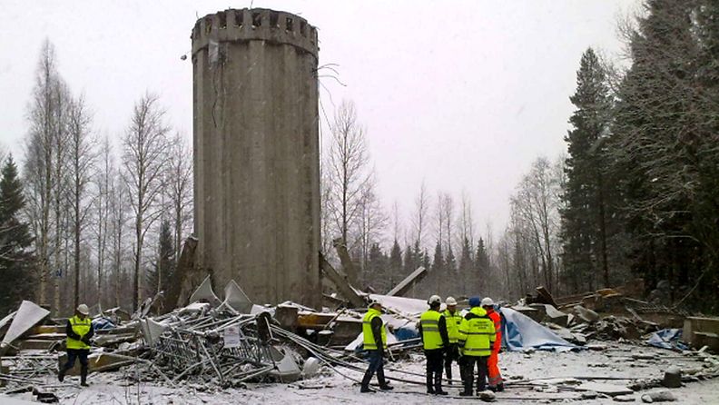 Ensimmäinen työpäivä ei vielä tuonut selvyyttä siihen, miksi  30 metriä korkean Kangasvuoren vesitornin säiliö romahti Jyväskylässä.