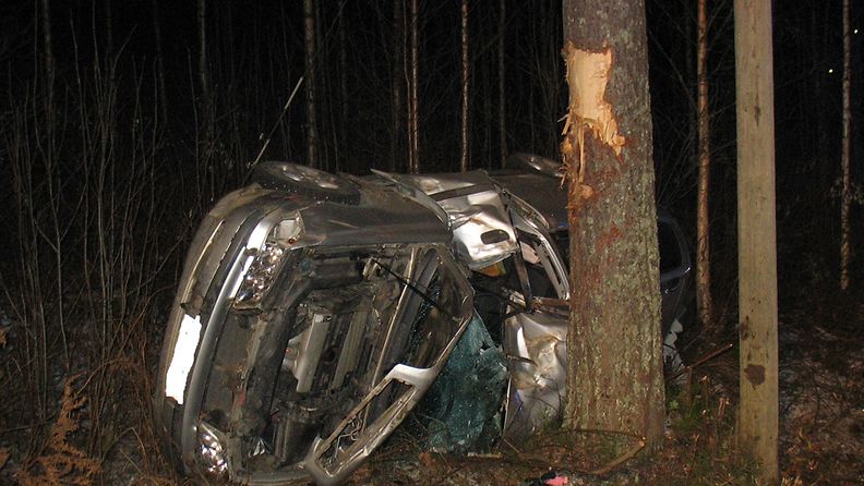 Auto romuttui totaalisesti Lammintiellä Turengissa sattuneessa onnettomuudessa 30. lokakuuta 2012. Kuva: Poliisi