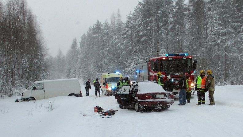  Kaksi ihmistä kuoli henkilöuaton ja pakettiauton yhteentörmäyksessä Kiteellä 15. joulukuuta. Tie onnettomuuspaikalla oli jäinen ja luminen. 