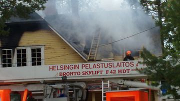 Yksi ihminen kuoli vanhan arvorakennuksen tulipalossa Helsingissä 28.5.2011. Kuva: Tero Anttila 