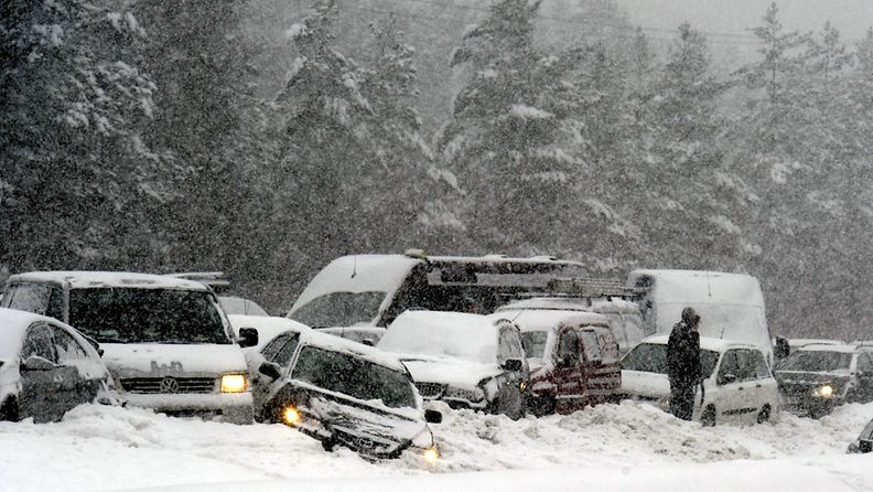 Useiden autojen kolarisuma Lahdenväylällä Helsingissä 3. helmikuuta 2012. Lumisade ja pakkanen ovat aiheuttaneet runsaasti ongelmia liikenteessä Uudellamaalla.