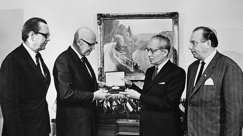 Suomen YK-suurlähettiläs Max Jakobson (vas), presidentti Urho Kekkonen, YK:n pääsihteeri U Thant ja ukoministeri Väinö Leskinen 11. elokuuta 1970 Yhdysvalloissa.
