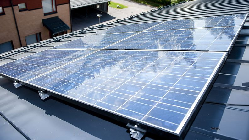 Aurinkopaneeli tuottamassa aurinkoenergiaa rivitalon katolla Järvenpäässä 31. heinäkuuta 2012.