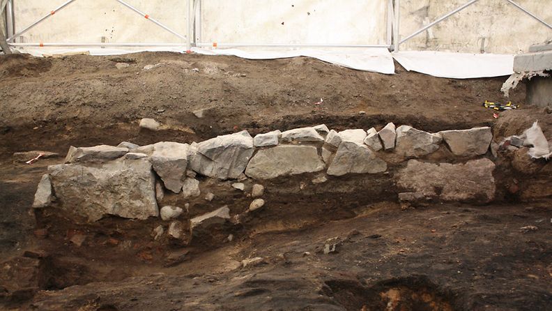 Presidentinlinnan sisäpihan kaivauksissa löytyi helsinkiläisten asumusten vanhoja rakenteita. Museovirasto teki arkeologisia kaivauksia tammi-maaliskuussa Presidentinlinnan kunnostustöiden yhteydessä.