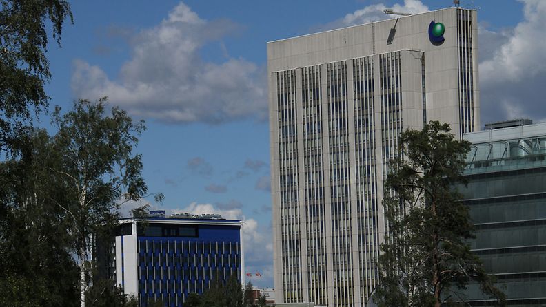 84 metriä korkea Fortumin päärakennus Espoon Keilaniemessä.