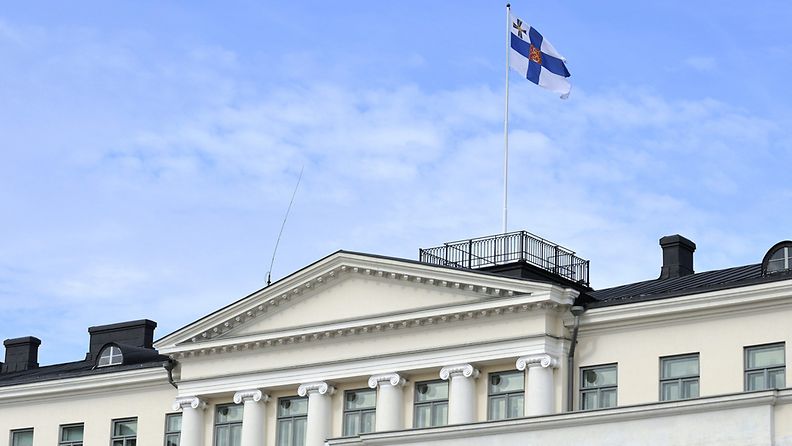 Tasavallan presidentin lippu liehuu Presidentinlinnan katolla Helsingissä 13. syyskuuta 2010.