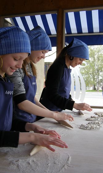 Nuoria leipojia lasten piirakkakoulussa Pohjois-Karjalan Marttojen piirakkapajassa Joensuussa.
