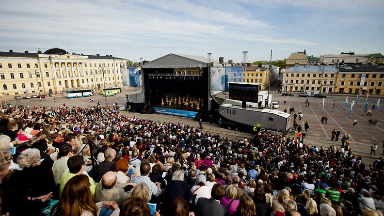 90-vuotisjuhlansa kunniaksi Suomen Kansallisbaletti toi ulkoilmanäyttämölle Helsingin Senaatintorille läpileikkauksen klassisista baleteista ja nykytanssiteoksista perjantaina 25. toukokuuta 2012.