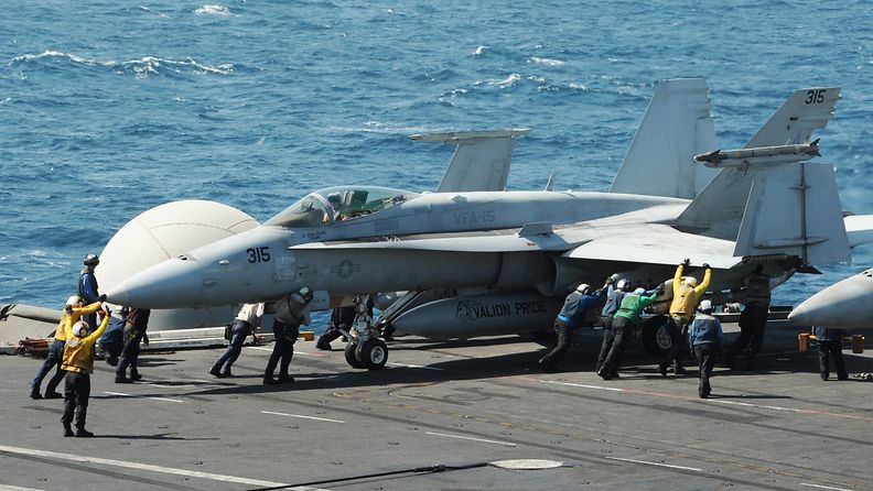 Yhdysvaltain merivoimien kuva Hornet-hävittäjästä Persianlahdella 8. elokuuta 2014.