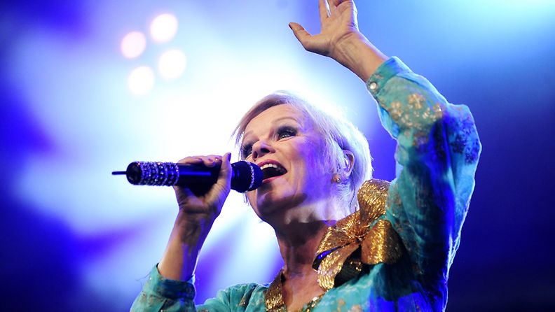Katri Helena esiintymässä Provinssirockissa Seinäjoella sunnuntaina 19. kesäkuuta 2011.  