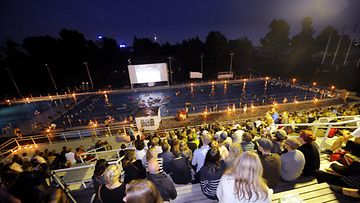  Elokuvaohjaaja PV Lehtisen vesiteemaiset lyhytelokuvat esitettiin Helsingin Uimastadionin ulkoilmanäytöksessä.