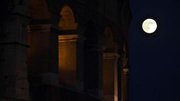 Superkuu Colosseumin lähellä Roomassa 10. elokuuta 2014.