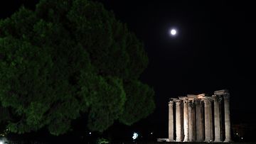 Superkuu antiikin temppelin yllä Ateenassa Kreikassa 10. elokuuta 2014.