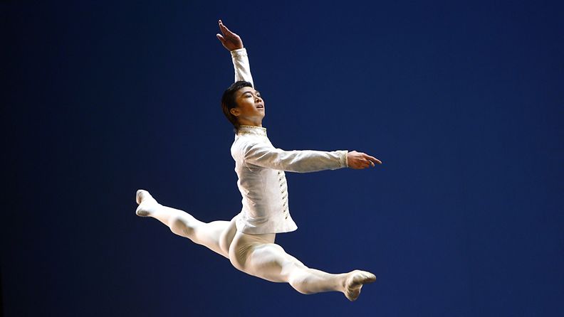 Kiinan Ruichen Sun tanssii Helsingin kansainvälisen balettikilpailun seniorisarjan finaalissa 6. kesäkuuta 2012.