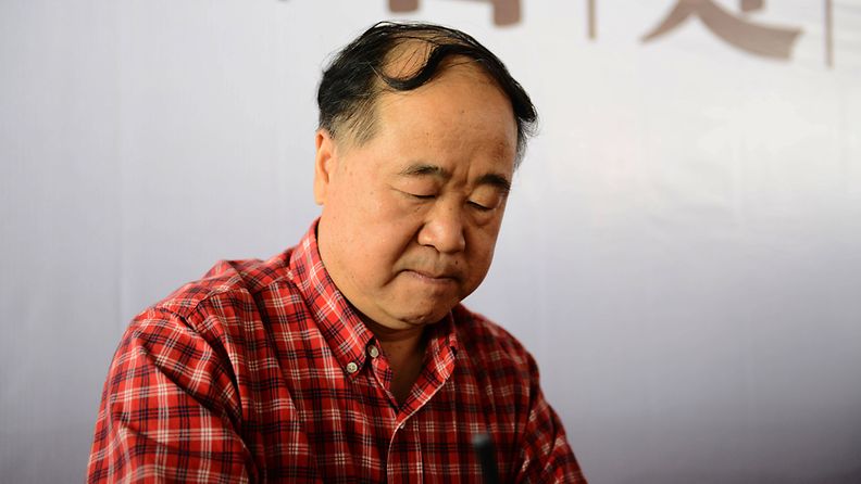 Mo Yan signeeraa kirjojaan Hangzhoussa syyskuussa.