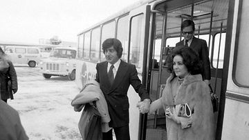   Tallenna Liz Taylor Suomessa, matkalla Leningradiin filmaamaan elokuvaa "Lintu Sininen", 13. helmikuuta 1975. 