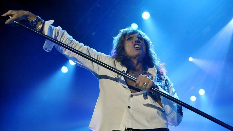 Whitesnaken laulaja David Coverdale Helsingin jäähallin konsertissa 6. kesäkuuta 2011.