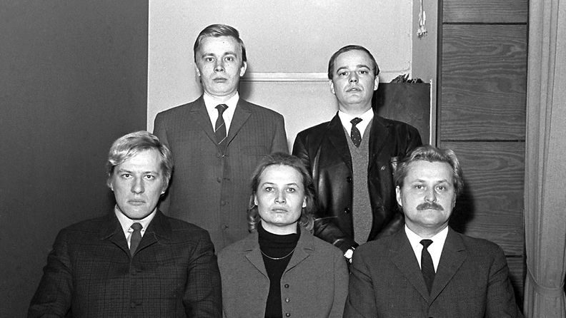 " Täällä Pohjantähden alla " -elokuvan näyttelijät koolla Lallukassa 21.1.1968. Paavo Pentikäinen takarivissä vasemmalla. 