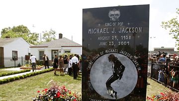 Michael Jacksonin äiti paljasti poikansa muistoa kunnioittavan Moonwalk-patsaan. EPA