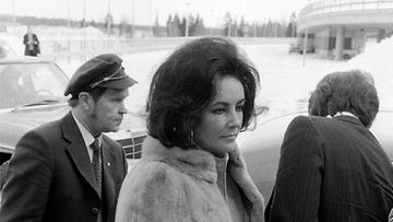 Liz Taylor Suomessa, matkalla Leningradiin filmaamaan elokuvaa "Lintu Sininen", 1975