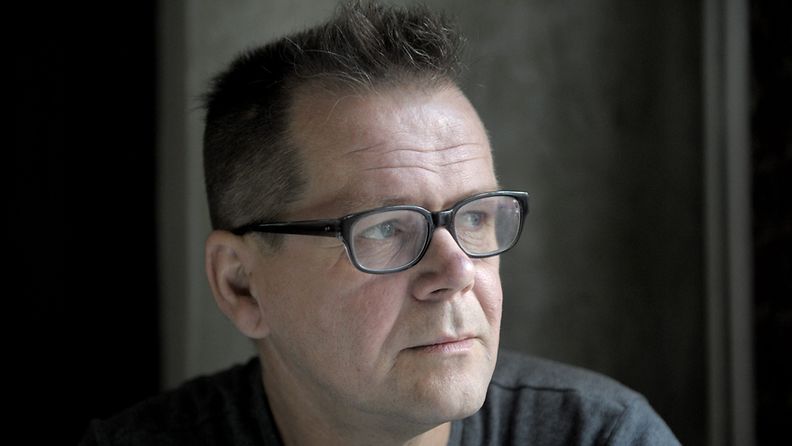 Kirjailija Kari Hotakainen loukkaantui vakavasti auto-onnettomuudessa lauantaina Rengossa Kanta-Hämeessä.  