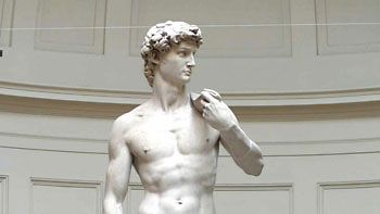 Michelangelon kuuluisa David/Daavid -patsas.