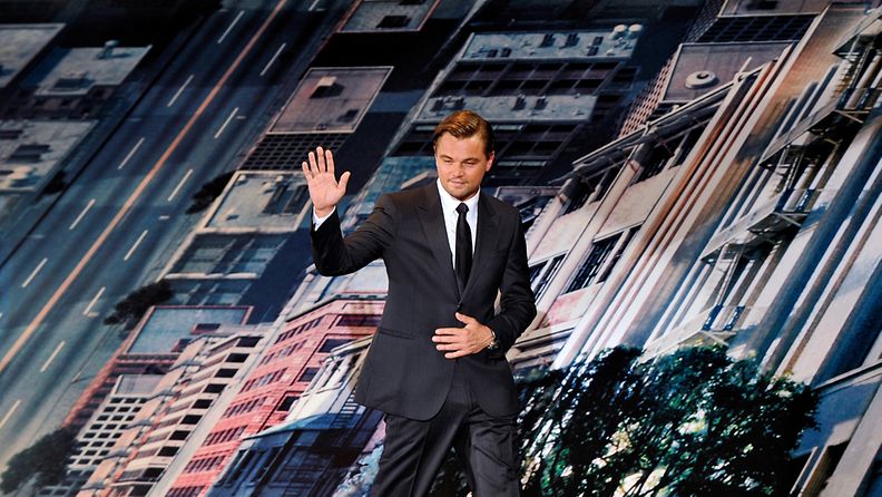 Leonardo DiCaprio poseeraa Inception-elokuvan lehdistötilaisuudessa.