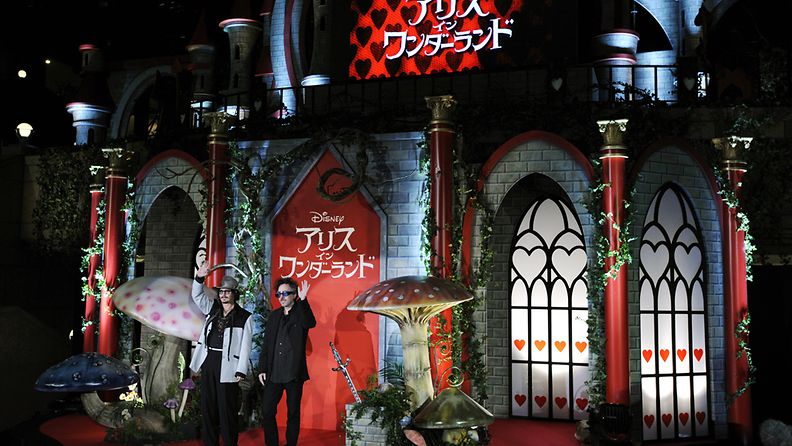 Johnny Depp ja Tim Burton poseeraavat Liisa ihmemaassa -elokuvan pressitilaisuudessa Tokiossa.