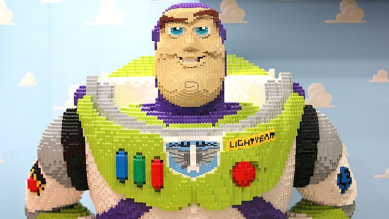 Toy Storyn Buzz Lightyearista tehty legorakennelma Tokion lelumarkkinoilla.