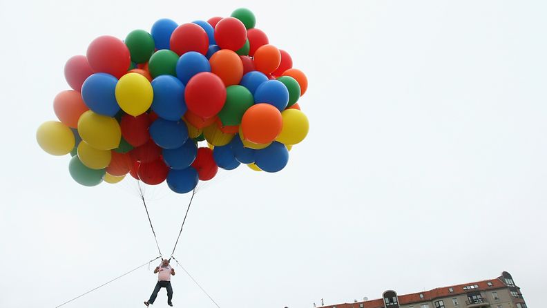 Saksalaisnäyttelijä nousee ilmapallojen varassa ilmaan Up-elokuvan tilaisuudessa Berliinissä.