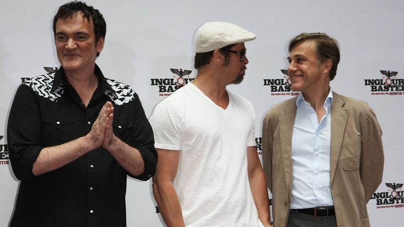 Quentin Tarantino, Brad Pitt ja Christoph Waltz Kunniattomat paskiaiset -elokuvan Saksan-ensi-illassa Berliinissä.