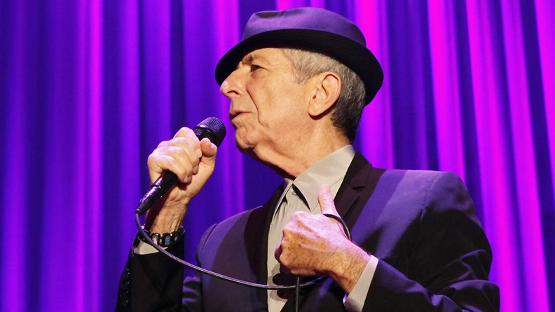 Tallenna  Kanadalainen laulaja-lauluntekijä Leonard Cohen esiintyi Helsingin Hartwall Areenalla tiistaina 10. elokuuta 2010.