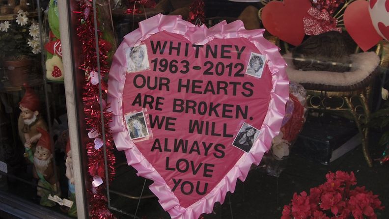 Whitney Houstonin ihailijat muistivat idoliaan monin tavoin. Kuva: Tomi Hinkkanen