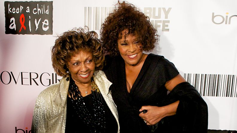 Whitney Houston äitinsä Cissy Houstonin kanssa.