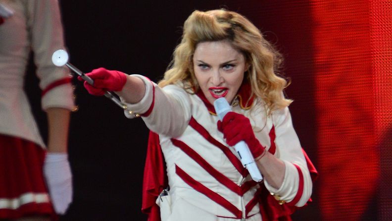 Madonna vetosi keikallaan punkryhmä Pussy Riotin jäsenten puolesta.