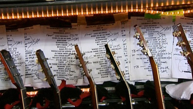 Helsingissä tänä iltana konsertoivalla Bon Jovilla on miljoonien arvoiset soittimet. MTV3 Uutiset pääsi tutustumaan niihin etukäteen. 