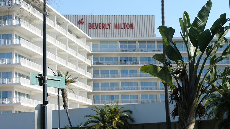 Beverly Hilton –hotelli, josta Houston löydettiin kuolleena. 
