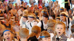 Ottosten lapsiryhmän tanssijoita Kaustinen Folk Music Festivalilla (Lehtikuva)