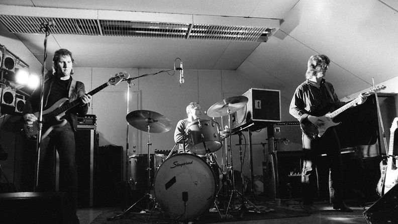 Arkistokuva. Hurriganes (Cisse Häkkinen basso, Remu Aaltonen rummut ja Albert Järvinen kitara) konsertoi Helsingin eli Sörnäisten vankilassa 21. marraskuuta 1979.