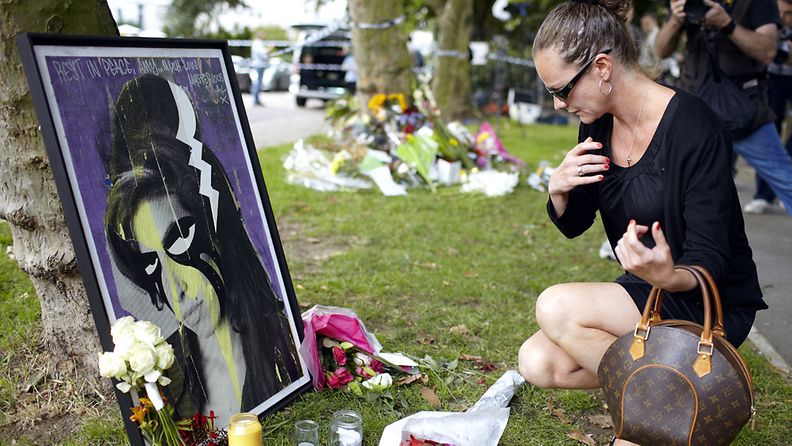 Ihailijat ovat muistelleet lauantaina kuollutta brittilaulaja Amy Winehousea tämän Camdenin kodin luona. Winehouse haudataan tänään yksityisessä hautajaistilaisuudessa.