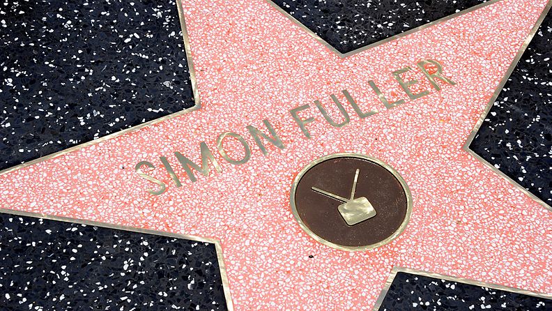 Brittiläisen Simon Fullerin tähti paljastettiin Los Angelesin maineikkaalla katuosuudella maanantaina.