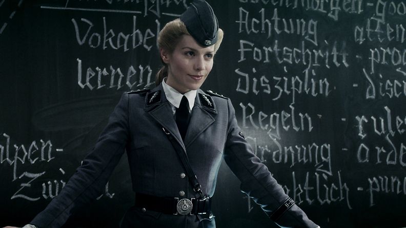 Julia Dietze Renate Richterin roolissa Iron Sky -elokuvassa.
