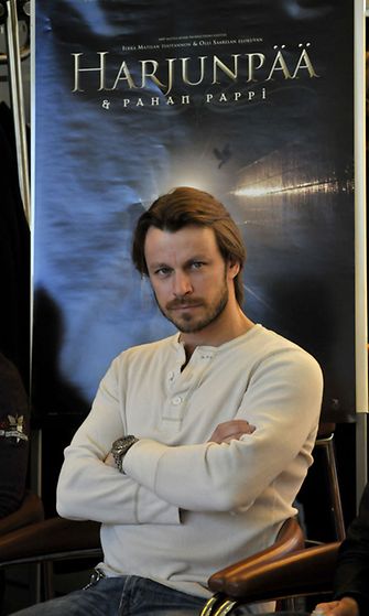 Peter Franzén esittää pääosaa Olli Saarelan ohjaamassa elokuvassa Harjunpää ja pahan pappi. (Kuva: Jolle Onnismaa.)