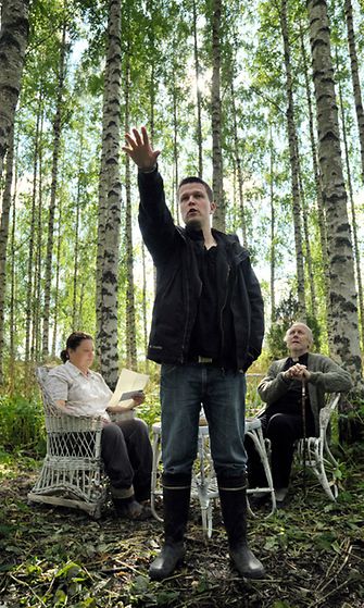 Klaus Härö ohjaamassa elokuvaa Postia pappi Jaakobille. Kuva: Jolle Onnismaa / Nordisk Film.