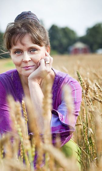 Esikoiskirjailija Heidi Jaatinen on ammatiltaan opettaja ja maanviljelijä. (Kuva: Hanne Nykänen / Gummerus.)