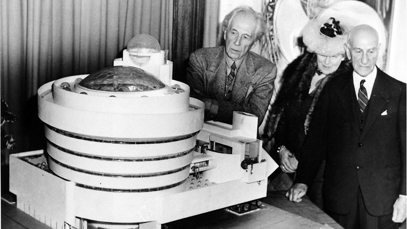 Arkkitehti Frank Lloyd Wright (vas.), paronitar Hilla Rebay ja Solomon R. Guggenheim New Yorkin museon pienoismallin äärellä 1945.