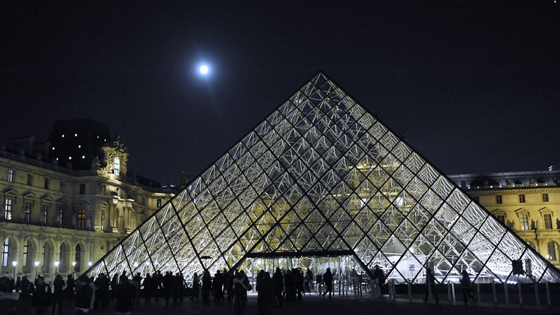 Louvressa vieraili vuonna 2011 8,8 miljoonaa kävijää.