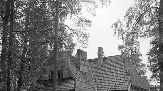 Jean Sibeliuksen Ainola Järvenpäässä säveltäjän kuoltua 20.9.1957. Kuvassa näkyvä terassi oli Sibeliuksen lempipaikka Ainolassa.
